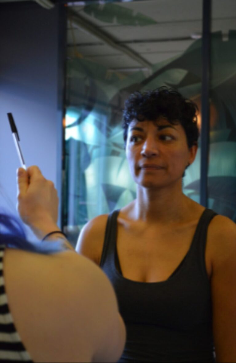 Parcourez le portfolio WeaselArt, d'Elodie Delcey, vidéaste engagée à Lyon : films de présentation, documentaires, publicités et podcasts réalisés avec passion et impact.